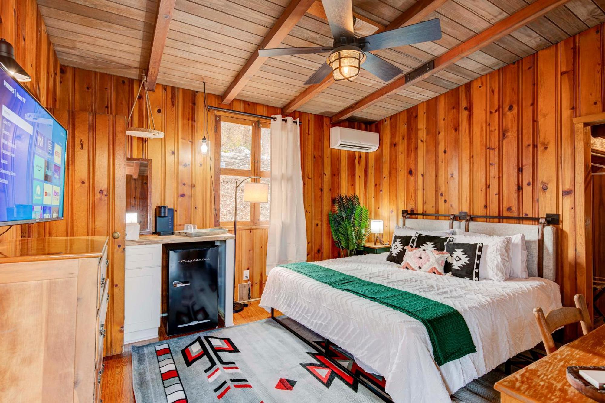 The Furry Lodge Double Ste 2&3 Waynesville Exterior photo