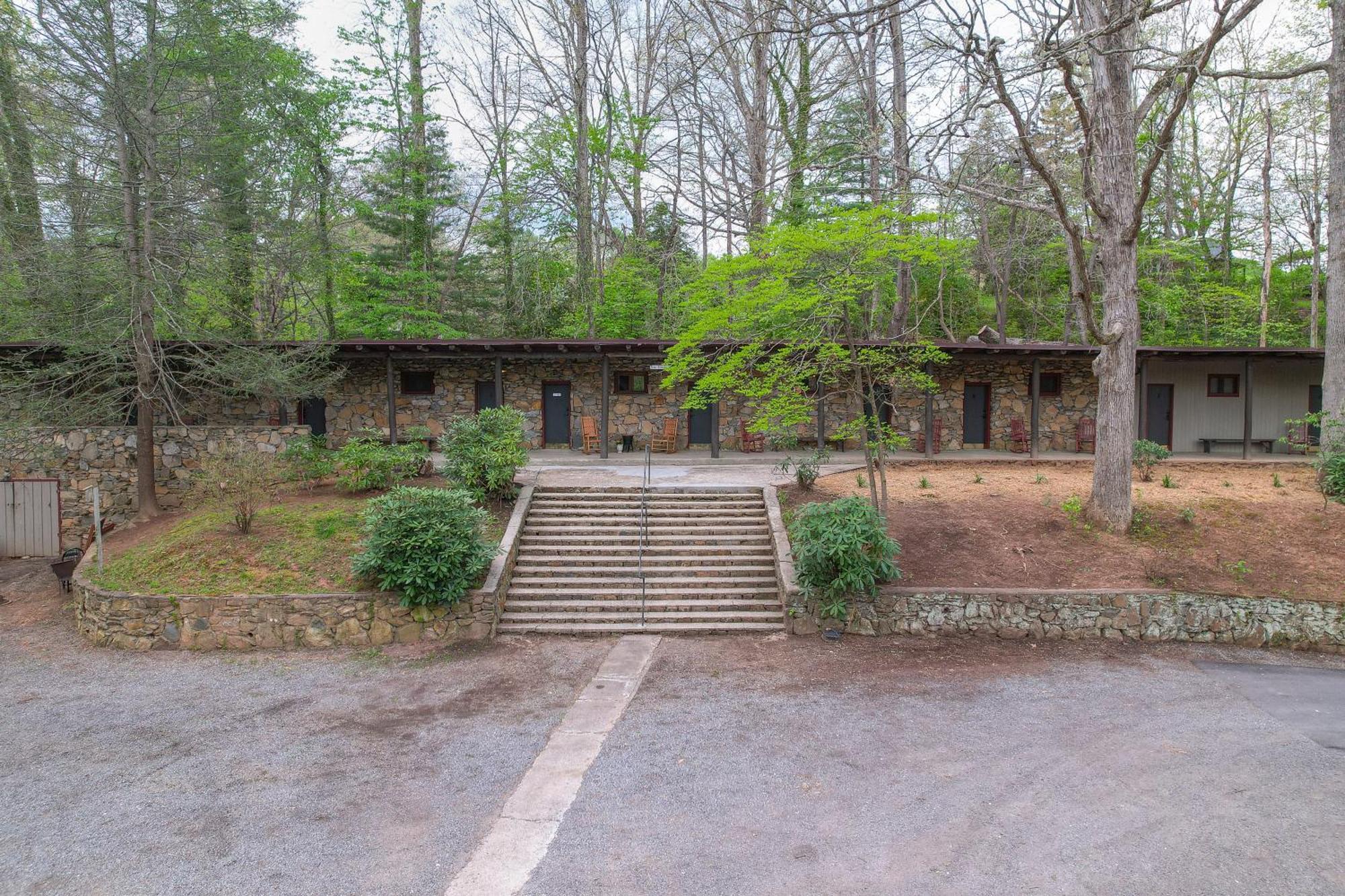 The Furry Lodge Double Ste 2&3 Waynesville Exterior photo