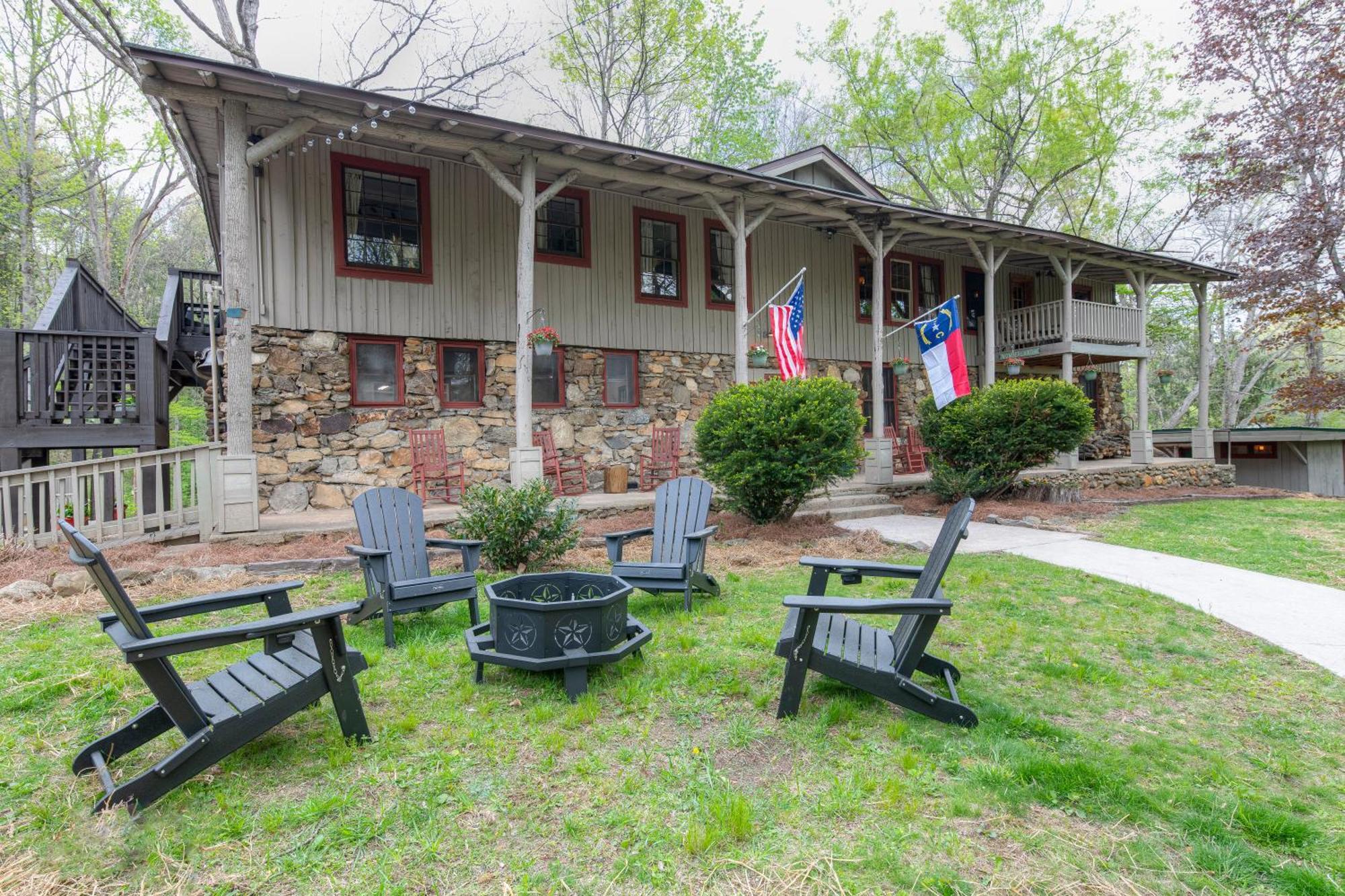 The Furry Lodge Double Ste 2&3 Waynesville Exterior photo